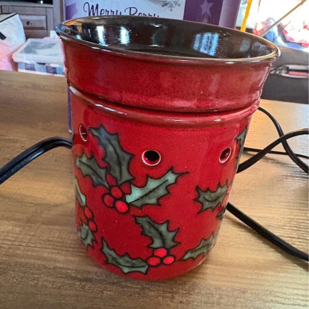Scentsy Merry Berry Wax Warmer & Wax melts